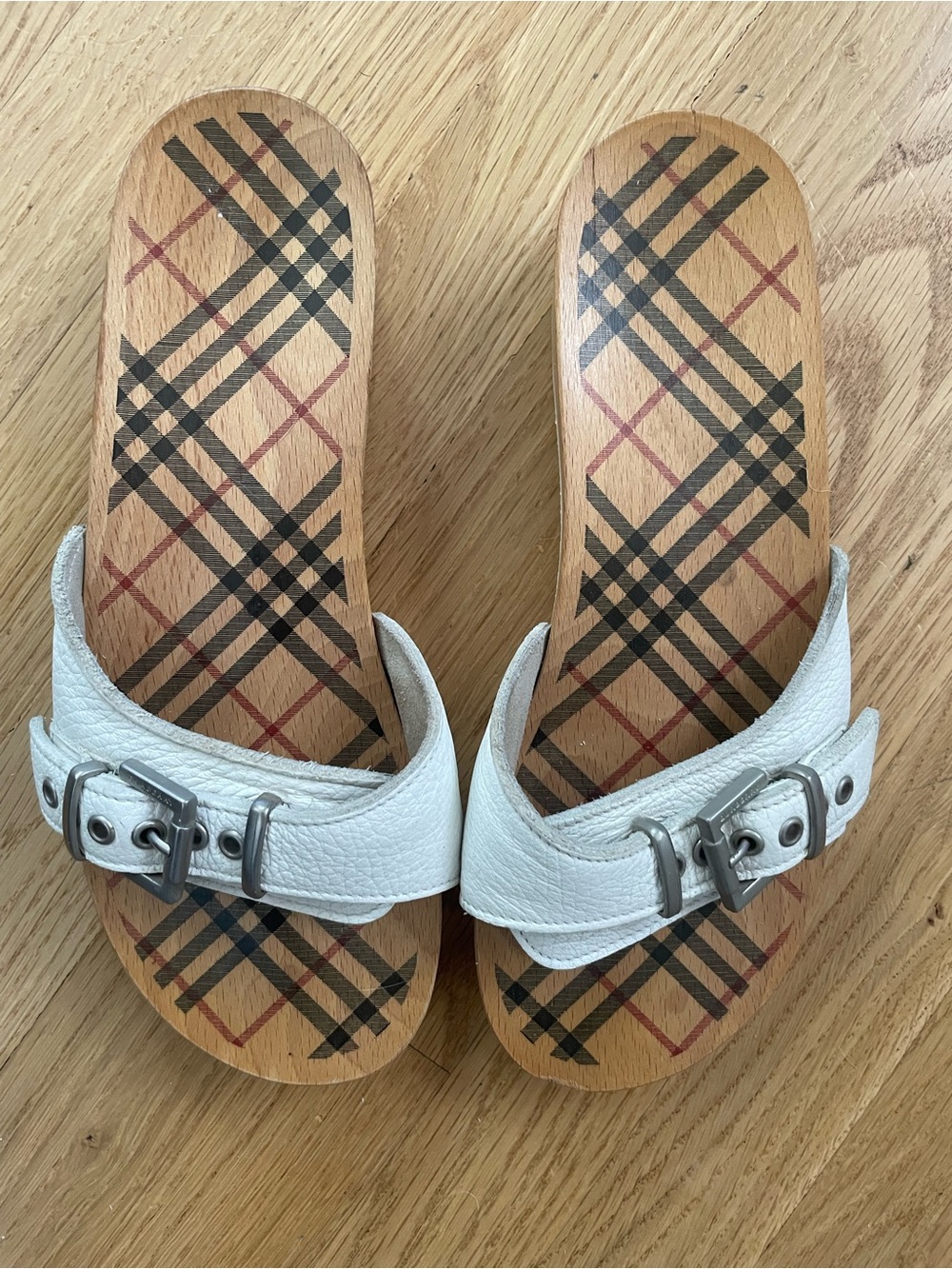 Burberry White Leather Buckle Slide Sandals with signature Plaid Footbed